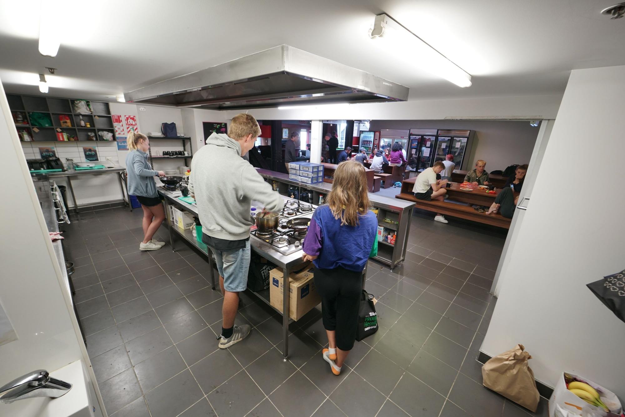 Nomads Queenstown Hostel Luaran gambar Students cooking in the kitchen