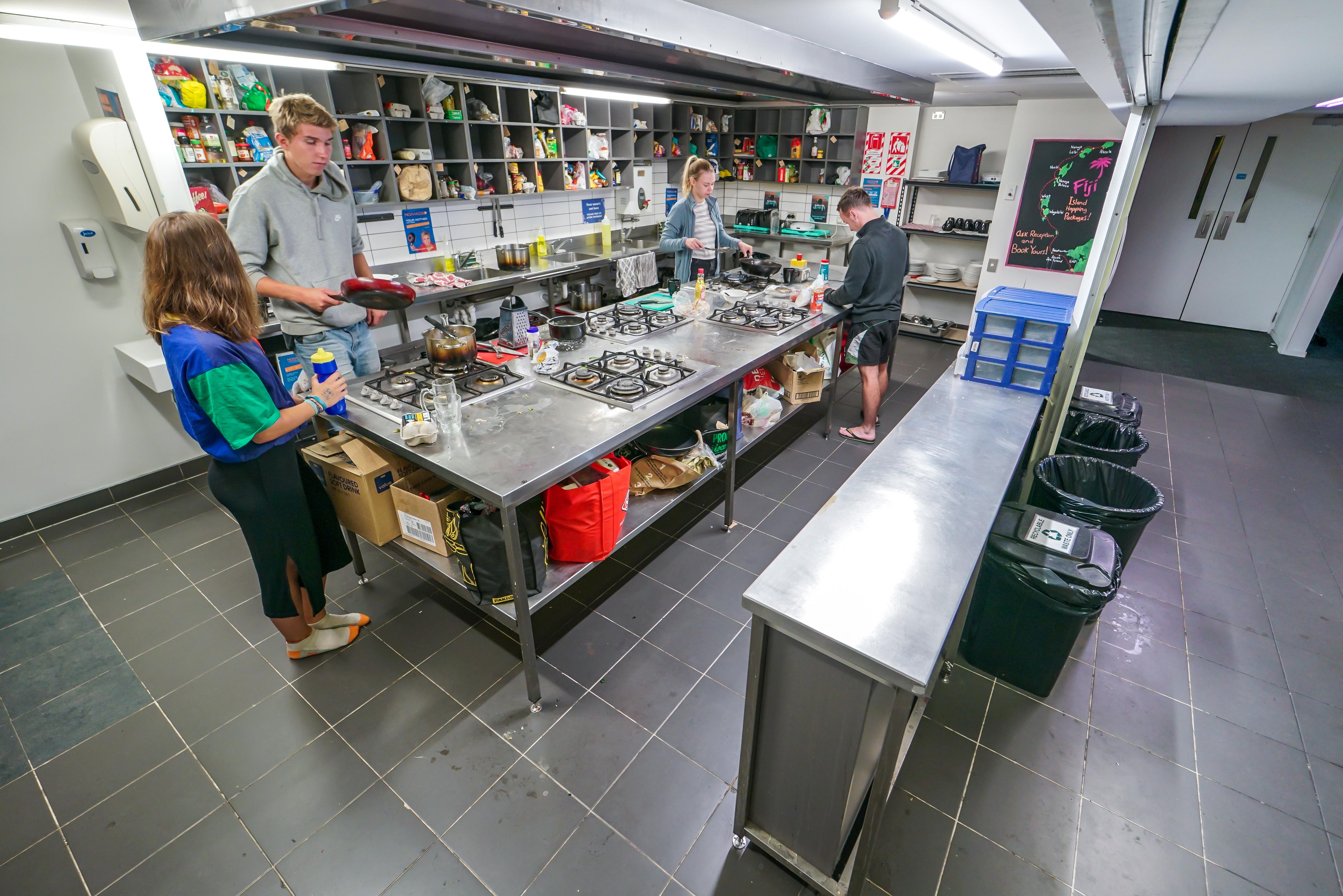 Nomads Queenstown Hostel Luaran gambar The kitchen at the National Space Centre