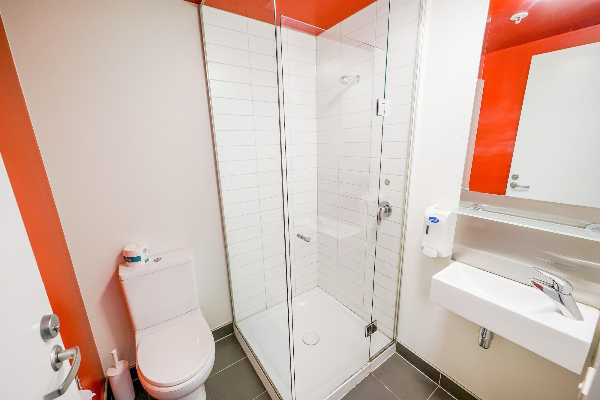 Nomads Queenstown Hostel Luaran gambar A typical bathroom in a student residence hall