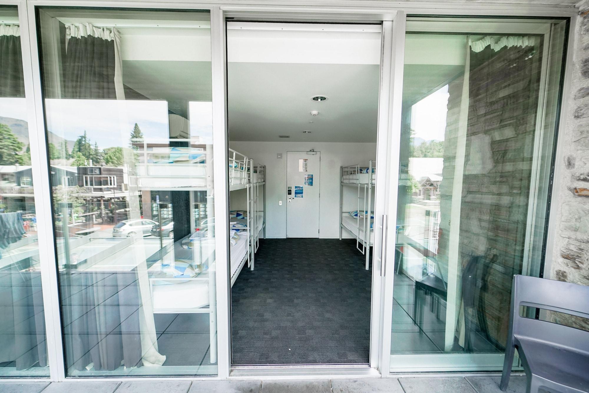 Nomads Queenstown Hostel Luaran gambar A typical apartment at the complex