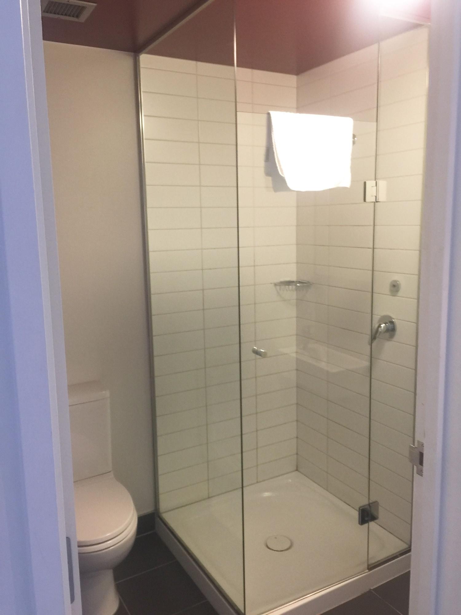 Nomads Queenstown Hostel Luaran gambar A shower cubicle