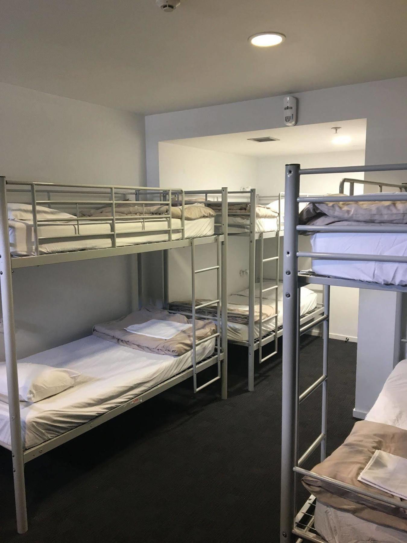 Nomads Queenstown Hostel Luaran gambar Bunk beds in a hostel