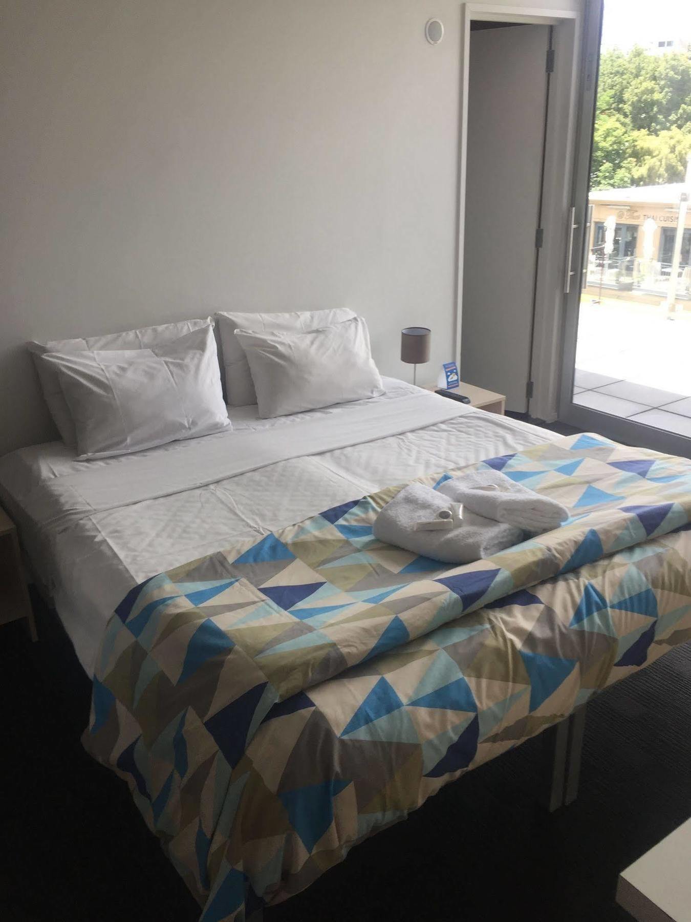 Nomads Queenstown Hostel Luaran gambar A bed with a duvet