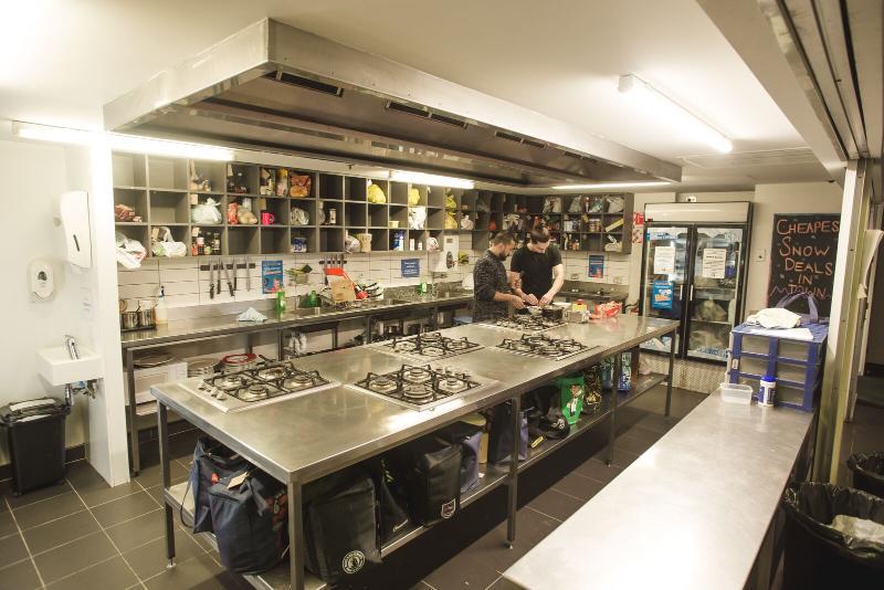 Nomads Queenstown Hostel Luaran gambar The kitchen at the River Café