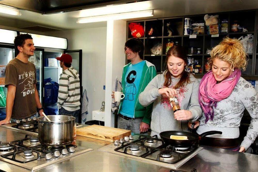 Nomads Queenstown Hostel Luaran gambar Students at the University of Gastronomic Science and Technology