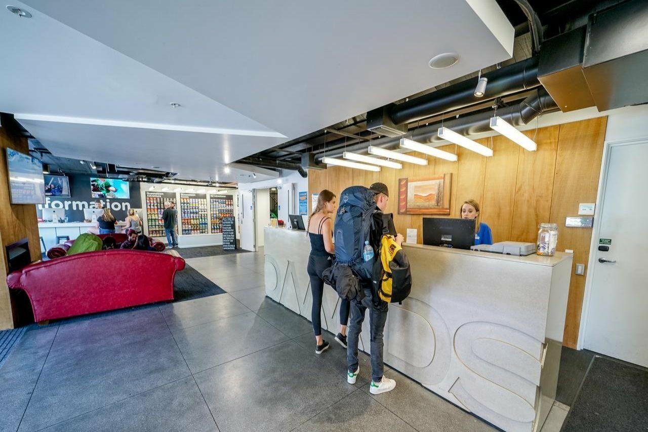 Nomads Queenstown Hostel Luaran gambar The reception area of the campus