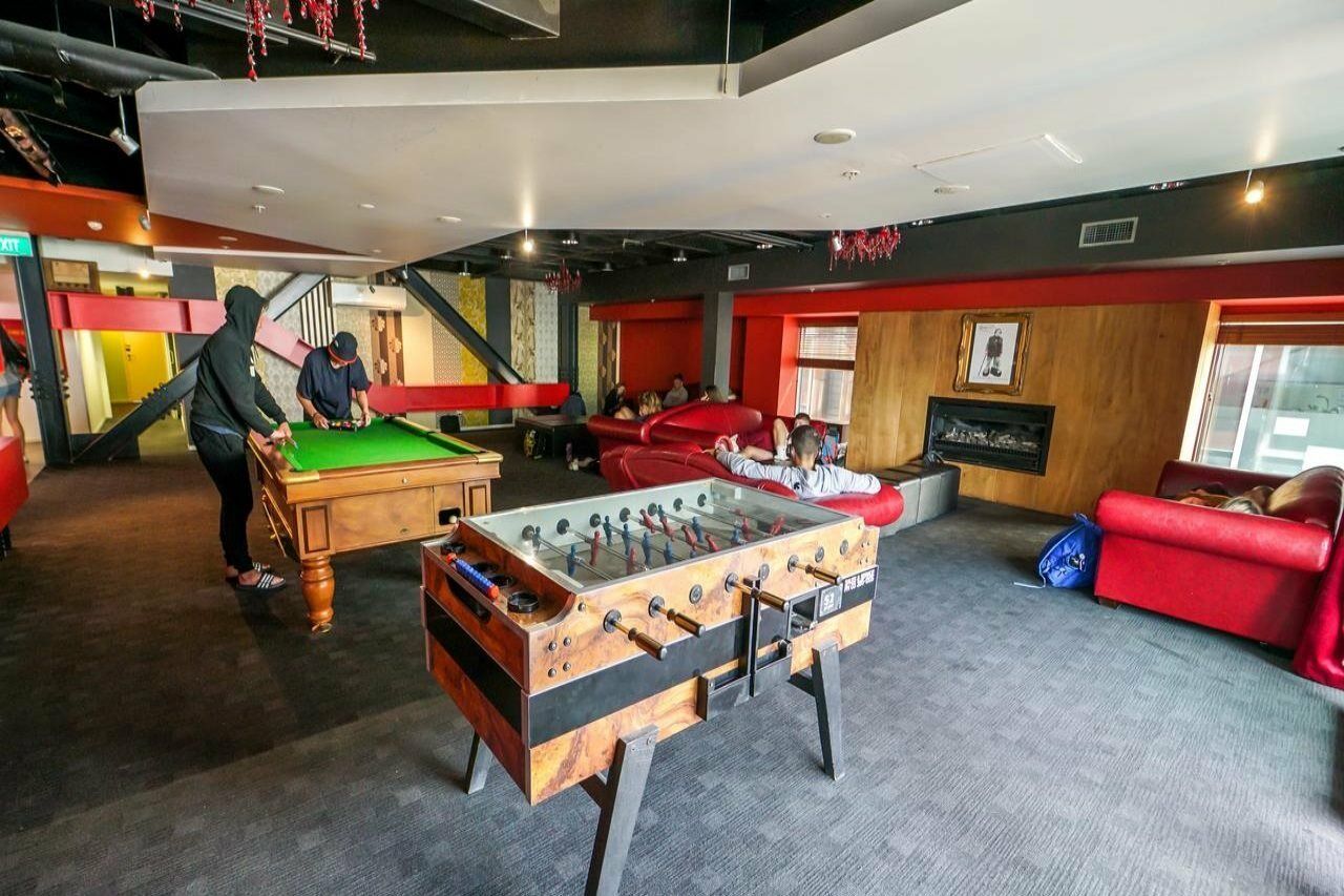 Nomads Queenstown Hostel Luaran gambar The common room at the International Centre